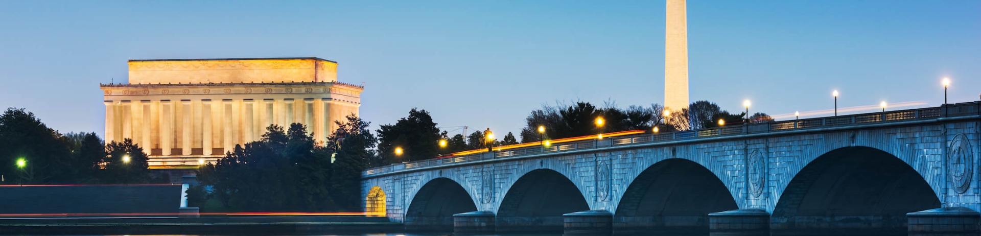 The Washington Monument and Lincoln Memorial lit up at night.