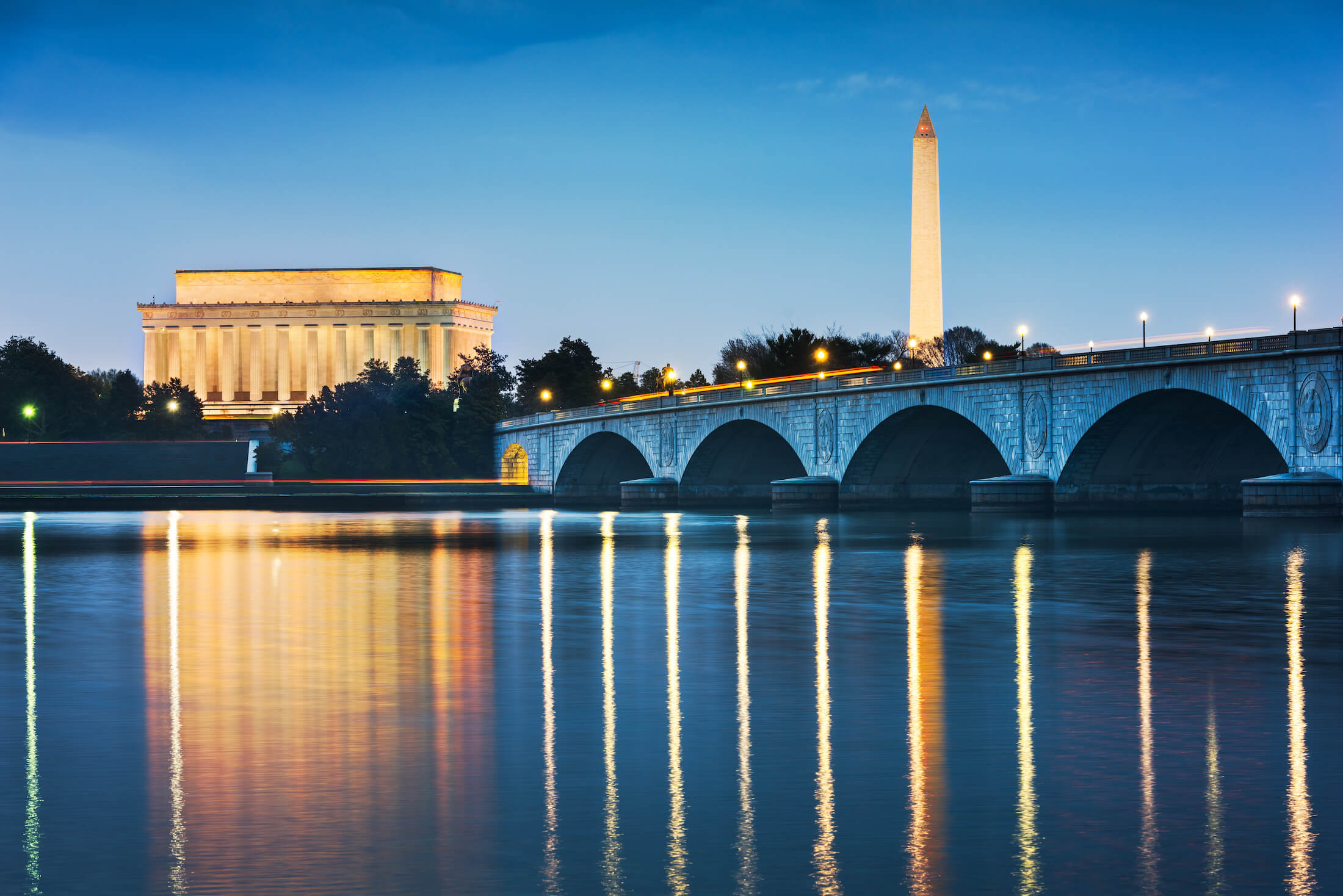 The Washington Monument and Lincoln Memorial lit up at night.